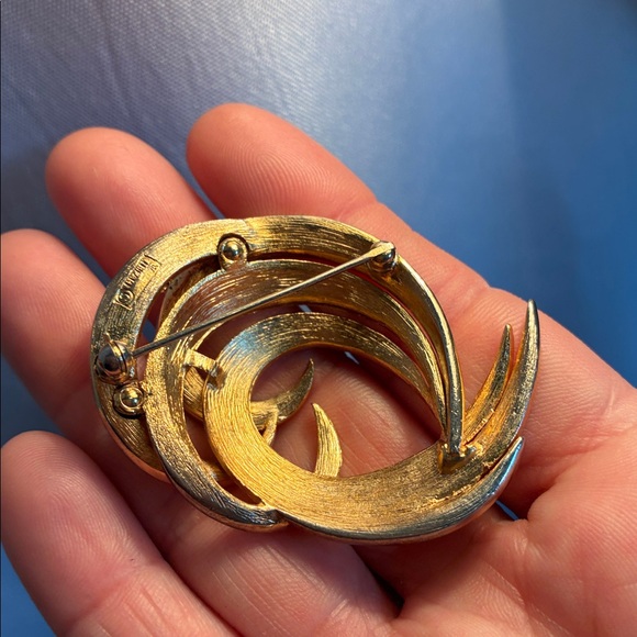 Vintage Crown Trifari swirl brooch pin in goldtone collectible designer jewelry - Picture 9 of 11